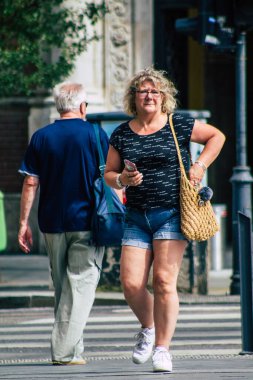 Budapeşte Macaristan 16 Temmuz 2020 Macaristan 'ın başkenti ve Macaristan' ın en kalabalık şehri olan Budapeşte 'nin tarihi sokaklarında yürüyen kimliği belirsiz yayalara bakınız.