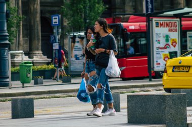 Budapeşte Macaristan 16 Temmuz 2020 Macaristan 'ın başkenti ve Macaristan' ın en kalabalık şehri olan Budapeşte 'nin tarihi sokaklarında yürüyen kimliği belirsiz yayalara bakınız.