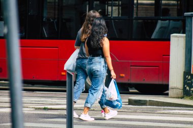 Budapeşte Macaristan 16 Temmuz 2020 Macaristan 'ın başkenti ve Macaristan' ın en kalabalık şehri olan Budapeşte 'nin tarihi sokaklarında yürüyen kimliği belirsiz yayalara bakınız.