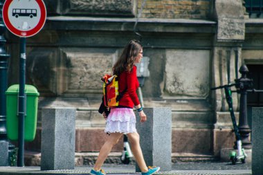 Budapeşte Macaristan 16 Temmuz 2020 Macaristan 'ın başkenti ve Macaristan' ın en kalabalık şehri olan Budapeşte 'nin tarihi sokaklarında yürüyen kimliği belirsiz yayalara bakınız.