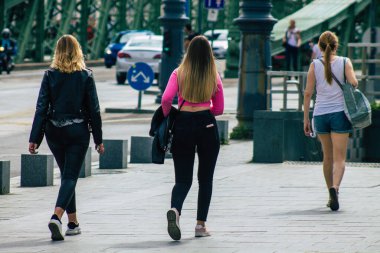 Budapeşte Macaristan 16 Temmuz 2020 Macaristan 'ın başkenti ve Macaristan' ın en kalabalık şehri olan Budapeşte 'nin tarihi sokaklarında yürüyen kimliği belirsiz yayalara bakınız.