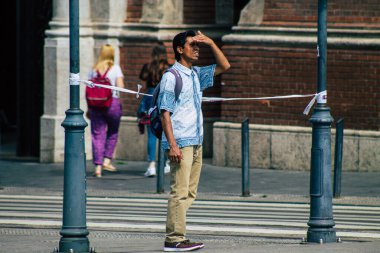 Budapeşte Macaristan 16 Temmuz 2020 Macaristan 'ın başkenti ve Macaristan' ın en kalabalık şehri olan Budapeşte 'nin tarihi sokaklarında yürüyen kimliği belirsiz yayalara bakınız.