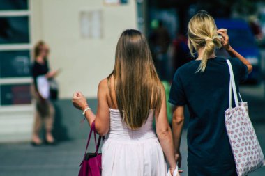 Budapeşte Macaristan 16 Temmuz 2020 Macaristan 'ın başkenti ve Macaristan' ın en kalabalık şehri olan Budapeşte 'nin tarihi sokaklarında yürüyen kimliği belirsiz yayalara bakınız.