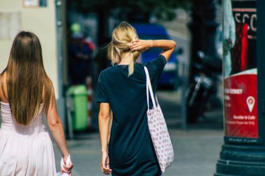 Budapeşte Macaristan 16 Temmuz 2020 Macaristan 'ın başkenti ve Macaristan' ın en kalabalık şehri olan Budapeşte 'nin tarihi sokaklarında yürüyen kimliği belirsiz yayalara bakınız.