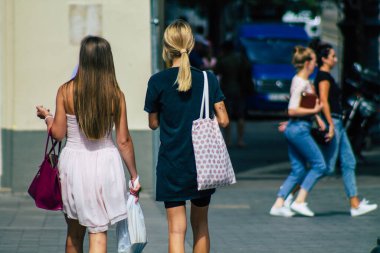 Budapeşte Macaristan 16 Temmuz 2020 Macaristan 'ın başkenti ve Macaristan' ın en kalabalık şehri olan Budapeşte 'nin tarihi sokaklarında yürüyen kimliği belirsiz yayalara bakınız.