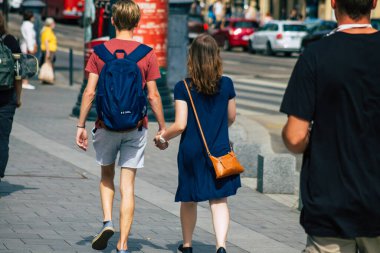 Budapeşte Macaristan 16 Temmuz 2020 Macaristan 'ın başkenti ve Macaristan' ın en kalabalık şehri olan Budapeşte 'nin tarihi sokaklarında yürüyen kimliği belirsiz yayalara bakınız.