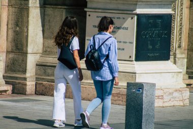 Budapeşte Macaristan 16 Temmuz 2020 Macaristan 'ın başkenti ve Macaristan' ın en kalabalık şehri olan Budapeşte 'nin tarihi sokaklarında yürüyen kimliği belirsiz yayalara bakınız.