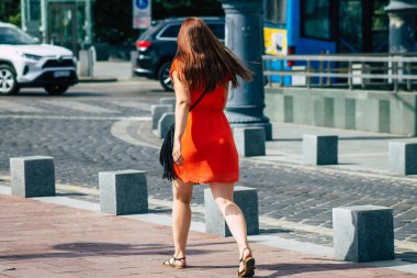 Budapeşte Macaristan 16 Temmuz 2020 Macaristan 'ın başkenti ve Macaristan' ın en kalabalık şehri olan Budapeşte 'nin tarihi sokaklarında yürüyen kimliği belirsiz yayalara bakınız.