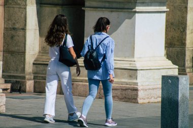 Budapeşte Macaristan 16 Temmuz 2020 Macaristan 'ın başkenti ve Macaristan' ın en kalabalık şehri olan Budapeşte 'nin tarihi sokaklarında yürüyen kimliği belirsiz yayalara bakınız.