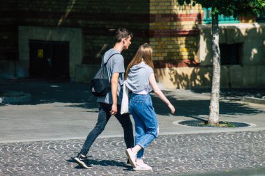 Budapeşte Macaristan 16 Temmuz 2020 Macaristan 'ın başkenti ve Macaristan' ın en kalabalık şehri olan Budapeşte 'nin tarihi sokaklarında yürüyen kimliği belirsiz yayalara bakınız.