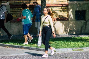 Budapeşte Macaristan 16 Temmuz 2020 Macaristan 'ın başkenti ve Macaristan' ın en kalabalık şehri olan Budapeşte 'nin tarihi sokaklarında yürüyen kimliği belirsiz yayalara bakınız.