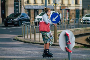 Budapeşte Macaristan 16 Temmuz 2020 Macaristan 'ın başkenti ve Macaristan' ın en kalabalık şehri olan Budapeşte 'nin tarihi sokaklarında yürüyen kimliği belirsiz yayalara bakınız.