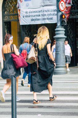 Budapeşte Macaristan 16 Temmuz 2020 Macaristan 'ın başkenti ve Macaristan' ın en kalabalık şehri olan Budapeşte 'nin tarihi sokaklarında yürüyen kimliği belirsiz yayalara bakınız.