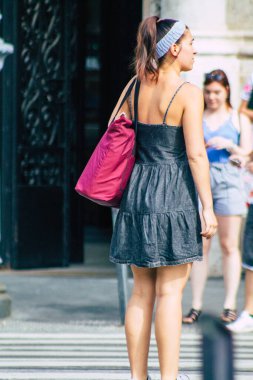 Budapeşte Macaristan 16 Temmuz 2020 Macaristan 'ın başkenti ve Macaristan' ın en kalabalık şehri olan Budapeşte 'nin tarihi sokaklarında yürüyen kimliği belirsiz yayalara bakınız.