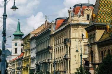 Budapeşte Macaristan 16 Temmuz 2020 Macaristan 'ın başkenti ve Macaristan' ın en kalabalık şehri olan Budapeşte şehir merkezindeki tarihi bir binanın ön cephesine bakınız.