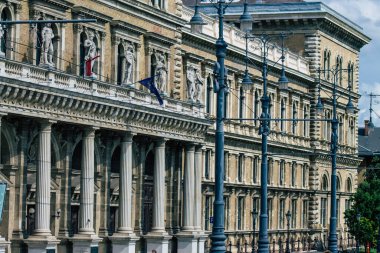 Budapeşte Macaristan 16 Temmuz 2020 Macaristan 'ın başkenti ve Macaristan' ın en kalabalık şehri olan Budapeşte şehir merkezindeki tarihi bir binanın ön cephesine bakınız.