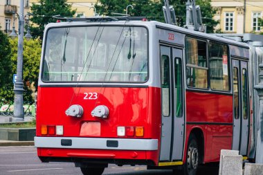 Budapeşte Macaristan 16 Temmuz 2020 Macaristan 'ın başkenti Budapeşte' nin sokaklardan geçen ve toplu taşıma sisteminin bir parçası olan geleneksel Macar kırmızı tramvayına bakınız