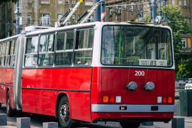 Budapeşte Macaristan 16 Temmuz 2020 Macaristan 'ın başkenti Budapeşte' nin sokaklardan geçen ve toplu taşıma sisteminin bir parçası olan geleneksel Macar kırmızı tramvayına bakınız
