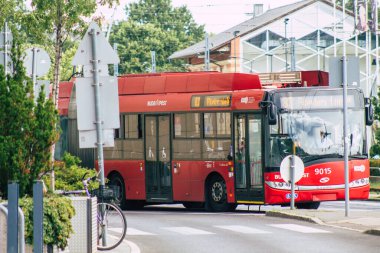 Budapeşte Macaristan 16 Temmuz 2020 Macaristan 'ın başkenti Budapeşte' nin sokaklardan geçen ve toplu taşıma sisteminin bir parçası olan geleneksel Macar kırmızı tramvayına bakınız