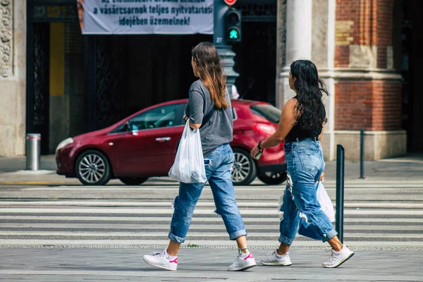 ブダペスト2020年7月16日未確認歩行者のビューブダペスト ハンガリーの最も人口の多い都市の歴史的な通りを歩く — ストック写真