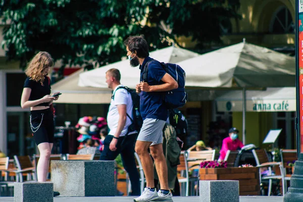 Budapeşte Macaristan 16 Temmuz 2020 Macaristan 'ın başkenti ve Macaristan' ın en kalabalık şehri olan Budapeşte 'nin tarihi sokaklarında yürüyen kimliği belirsiz yayalara bakınız.