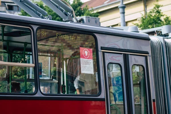 匈牙利布达佩斯 2020年7月16日匈牙利首都布达佩斯 匈牙利传统的红色无轨电车 乘客通过街道和部分公共交通系统 — 图库照片