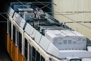 Budapeşte Macaristan 16 Temmuz 2020 Macaristan 'ın başkenti Budapeşte' nin caddelerinde ve toplu taşıma sisteminin bir bölümünde seyahat eden eski bir Macar elektrikli tramvayı görülüyor.