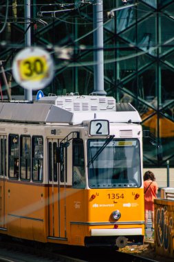 Budapeşte Macaristan 16 Temmuz 2020 Macaristan 'ın başkenti Budapeşte' nin caddelerinde ve toplu taşıma sisteminin bir bölümünde seyahat eden eski bir Macar elektrikli tramvayı görülüyor.