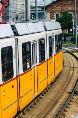 Budapeşte Macaristan 16 Temmuz 2020 Macaristan 'ın başkenti Budapeşte' nin caddelerinde ve toplu taşıma sisteminin bir bölümünde seyahat eden eski bir Macar elektrikli tramvayı görülüyor.