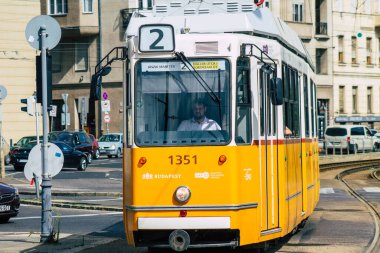 Budapeşte Macaristan 16 Temmuz 2020 Macaristan 'ın başkenti Budapeşte' nin caddelerinde ve toplu taşıma sisteminin bir bölümünde seyahat eden eski bir Macar elektrikli tramvayı görülüyor.