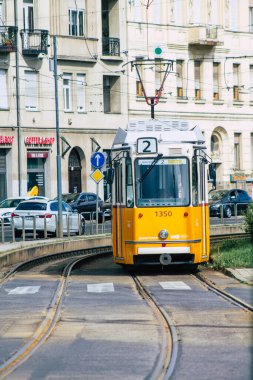 Budapeşte Macaristan 16 Temmuz 2020 Macaristan 'ın başkenti Budapeşte' nin caddelerinde ve toplu taşıma sisteminin bir bölümünde seyahat eden eski bir Macar elektrikli tramvayı görülüyor.