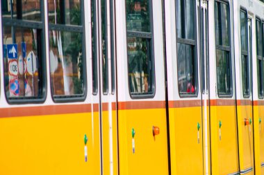 Budapeşte Macaristan 16 Temmuz 2020 Macaristan 'ın başkenti Budapeşte' nin caddelerinde ve toplu taşıma sisteminin bir bölümünde seyahat eden eski bir Macar elektrikli tramvayı görülüyor.