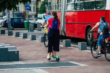 Budapeşte Macaristan 16 Temmuz 2020 Budapeşte 'nin başkenti ve Macaristan' ın en kalabalık şehri olan Budapeşte sokaklarında elektrikli scooterlarla dolaşan kimliği belirsiz insanların görüntüsü