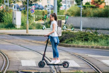 Budapeşte Macaristan 16 Temmuz 2020 Budapeşte 'nin başkenti ve Macaristan' ın en kalabalık şehri olan Budapeşte sokaklarında elektrikli scooterlarla dolaşan kimliği belirsiz insanların görüntüsü