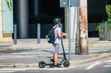 Budapeşte Macaristan 16 Temmuz 2020 Budapeşte 'nin başkenti ve Macaristan' ın en kalabalık şehri olan Budapeşte sokaklarında elektrikli scooterlarla dolaşan kimliği belirsiz insanların görüntüsü