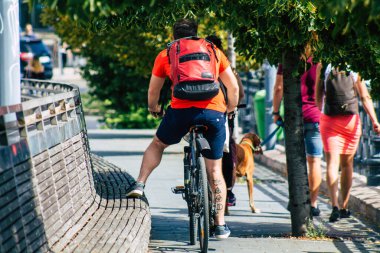 Budapeşte Macaristan 16 Temmuz 2020 'de Macaristan' ın başkenti Budapeşte 'nin tarihi sokaklarında bisikletle dolaşan ve Avrupa Birliği' nin en büyük dokuzuncu şehri olan kimliği belirsiz insanların görüntüsü