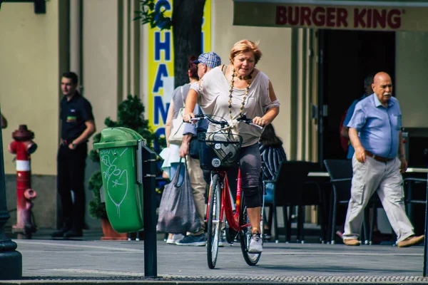 ブダペスト2020年7月16日ハンガリーの首都ブダペストと欧州連合 で9番目に大きな都市の歴史的な通りで自転車で転がる正体不明の人々の眺め — ストック写真