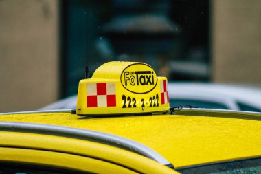 Budapeşte Macaristan 17 Temmuz 2020 Macaristan 'ın başkenti Budapeşte' de seyahat eden yolcular için geleneksel sarı Macar taksi manzarası