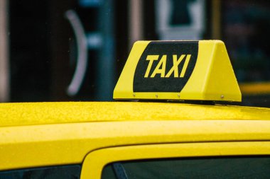 Budapeşte Macaristan 17 Temmuz 2020 Macaristan 'ın başkenti Budapeşte' de seyahat eden yolcular için geleneksel sarı Macar taksi manzarası