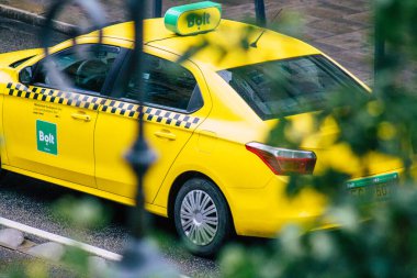 Budapeşte Macaristan 17 Temmuz 2020 Macaristan 'ın başkenti Budapeşte' de seyahat eden yolcular için geleneksel sarı Macar taksi manzarası