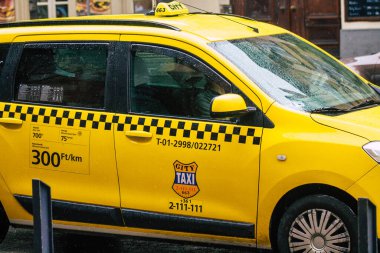 Budapeşte Macaristan 17 Temmuz 2020 Macaristan 'ın başkenti Budapeşte' de seyahat eden yolcular için geleneksel sarı Macar taksi manzarası