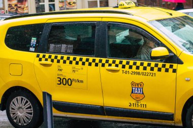 Budapeşte Macaristan 17 Temmuz 2020 Macaristan 'ın başkenti Budapeşte' de seyahat eden yolcular için geleneksel sarı Macar taksi manzarası