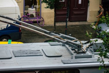 Budapeşte Macaristan 17 Temmuz 2020 Macaristan 'ın başkenti Budapeşte' de yağmur altında seyahat eden yolcular için geleneksel bir Macar kırmızı tramvayı manzarası