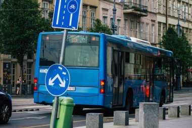 Budapeşte Macaristan 17 Temmuz 2020 Macaristan 'ın başkenti Budapeşte' de seyahat eden yolcular için geleneksel bir Macar şehir otobüsü manzarası