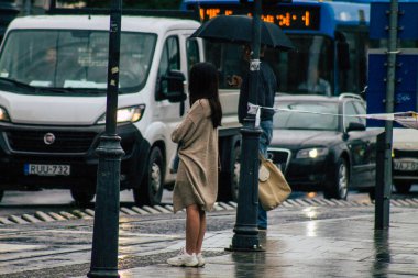 Budapeşte Macaristan 17 Temmuz 2020 'de Macaristan' ın başkenti ve en kalabalık şehri olan Budapeşte 'nin tarihi sokaklarında, yağmurun altında yürüyen kimliği belirsiz yayaların görüntüsü