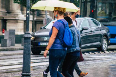 Budapeşte Macaristan 17 Temmuz 2020 'de Macaristan' ın başkenti ve en kalabalık şehri olan Budapeşte 'nin tarihi sokaklarında, yağmurun altında yürüyen kimliği belirsiz yayaların görüntüsü