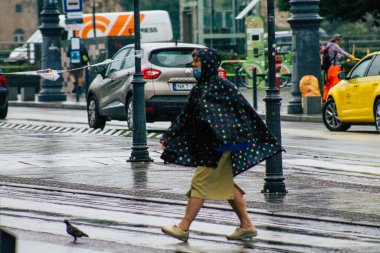 Budapeşte Macaristan 17 Temmuz 2020 'de Macaristan' ın başkenti ve en kalabalık şehri olan Budapeşte 'nin tarihi sokaklarında, yağmurun altında yürüyen kimliği belirsiz yayaların görüntüsü