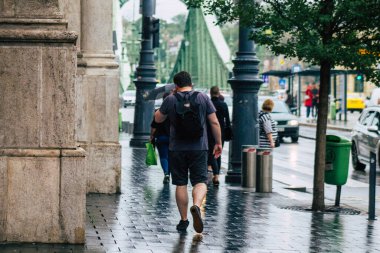 Budapeşte Macaristan 17 Temmuz 2020 'de Macaristan' ın başkenti ve en kalabalık şehri olan Budapeşte 'nin tarihi sokaklarında, yağmurun altında yürüyen kimliği belirsiz yayaların görüntüsü