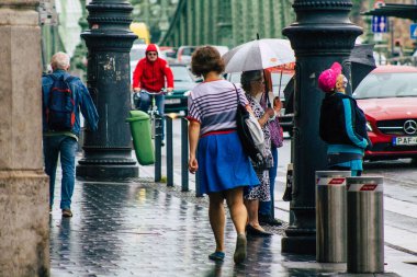 Budapeşte Macaristan 17 Temmuz 2020 'de Macaristan' ın başkenti ve en kalabalık şehri olan Budapeşte 'nin tarihi sokaklarında, yağmurun altında yürüyen kimliği belirsiz yayaların görüntüsü