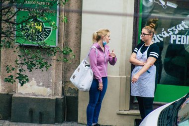 Budapeşte Macaristan 17 Temmuz 2020 'de Macaristan' ın başkenti ve en kalabalık şehri olan Budapeşte 'nin tarihi sokaklarında, yağmurun altında yürüyen kimliği belirsiz yayaların görüntüsü